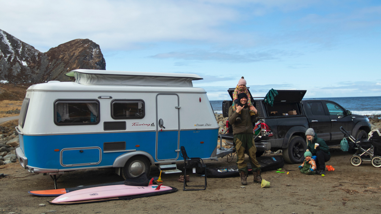 Surffaajat Ville ja Jenna Rinta antavat blogissa vinkkejä surffaville karavaanareille, joilla pienet lapset kulkevat mukana reissussa.