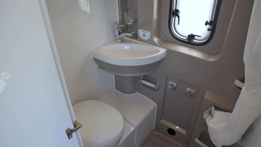 Vantana K65 Ontourin kompakti kylpyhuone.