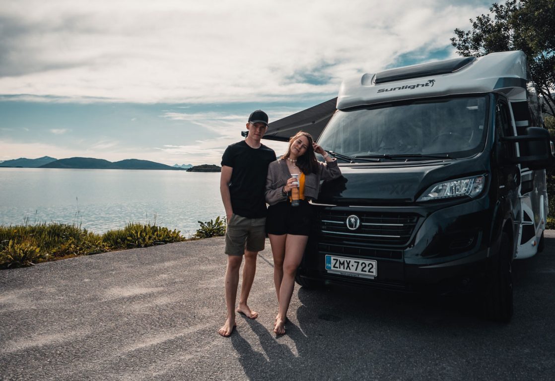 Elina ja Veikka lähdössä ensimmäiselle matkalle vuokratulla matkailuautolla.