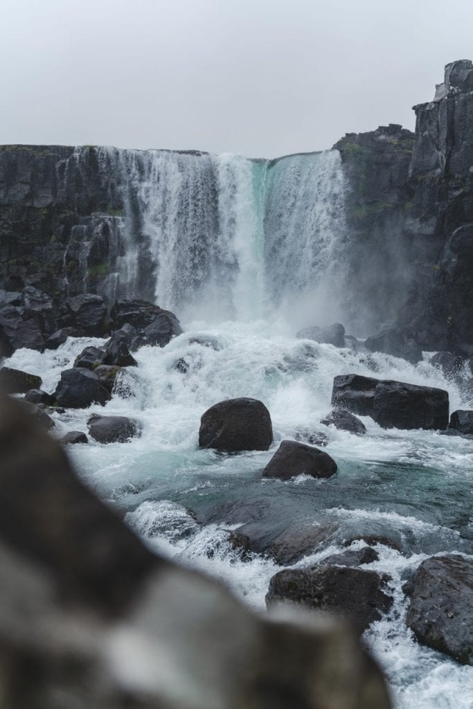 Pieni vesiputous Öxarárfoss on yksi Thingvellirin suosituimpia nähtävyyksiä