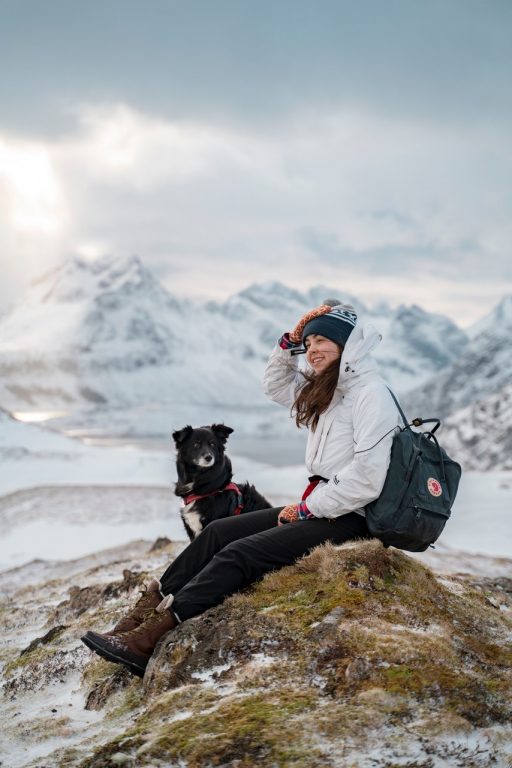 Elin ja Fazer-koira katselevat maisemia talvisessa Norjassa.