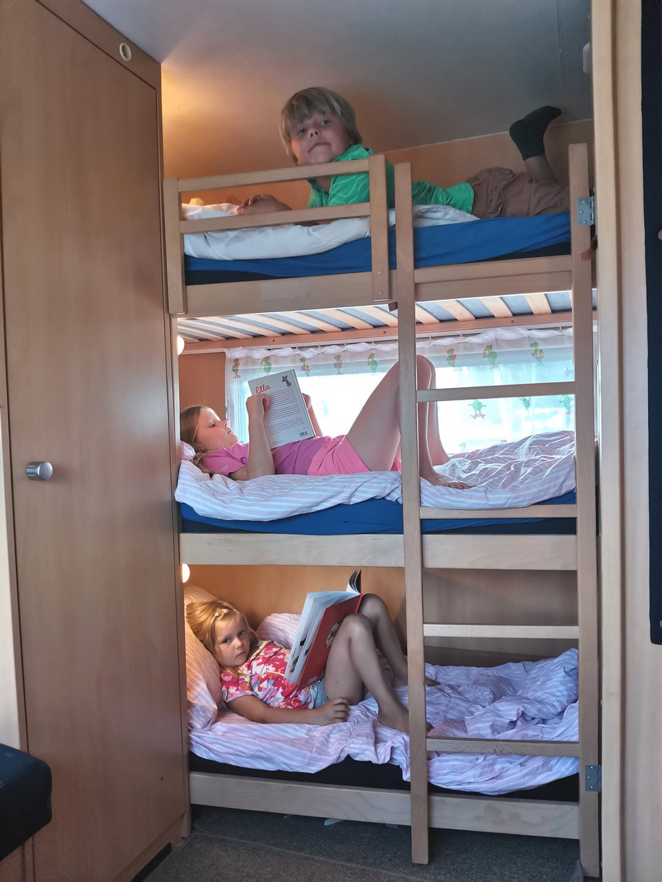 Kolmikerroksinen sänky asuntovaunun perällä on lasten suosikki.
