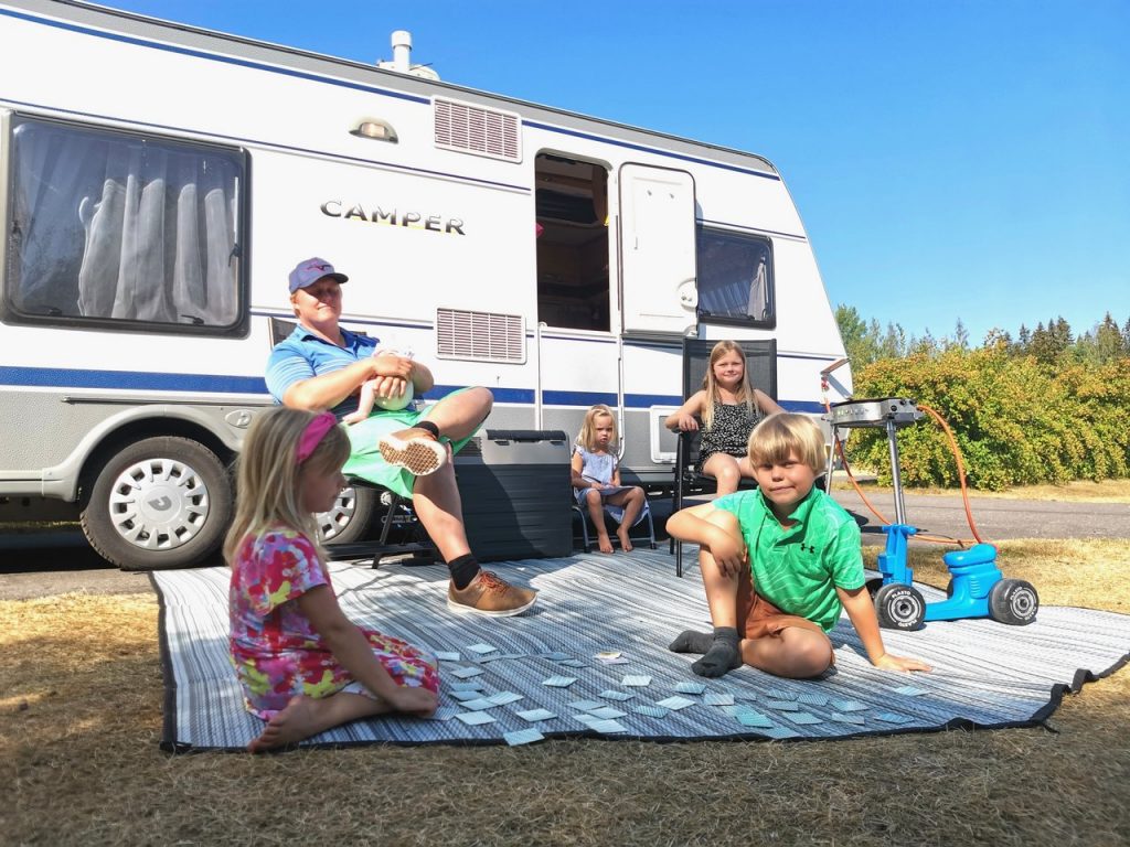 Pettersson-Nuotion perheellä on kahdeksalle hengelle sopiva lapsiperheen matkakoti Dethleffs Camper